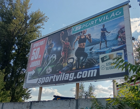 Új kültéri reklámtábla mutatja az utat a Sportvilág Hungary üzletéhez